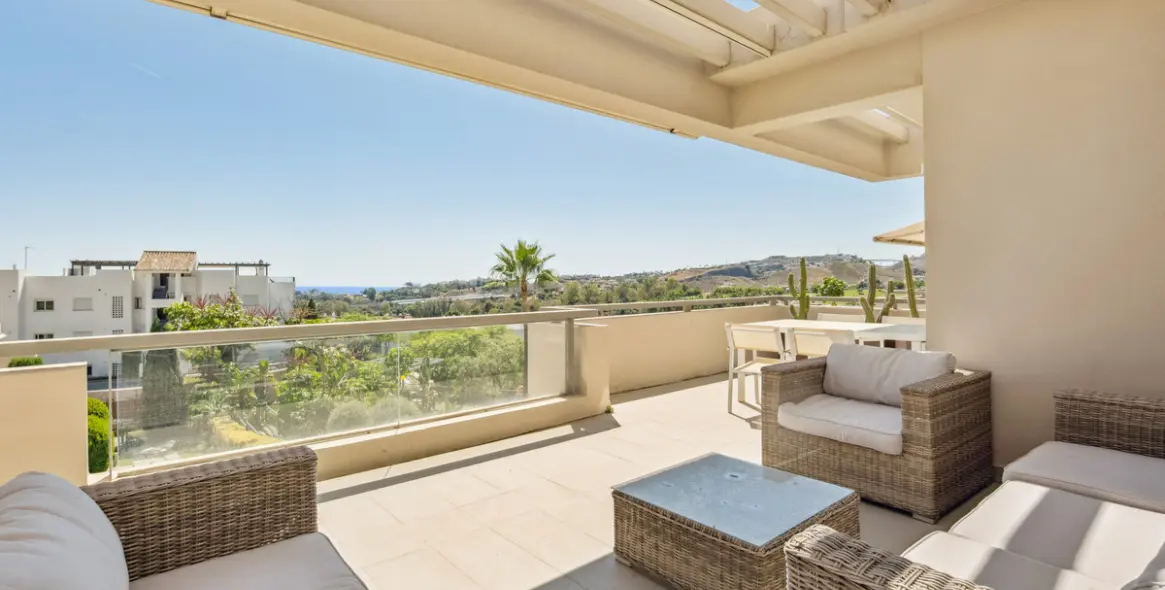 Sale of middle floor apartment in Benahavís 2