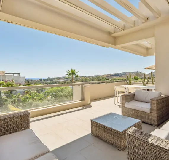 Sale of middle floor apartment in Benahavís