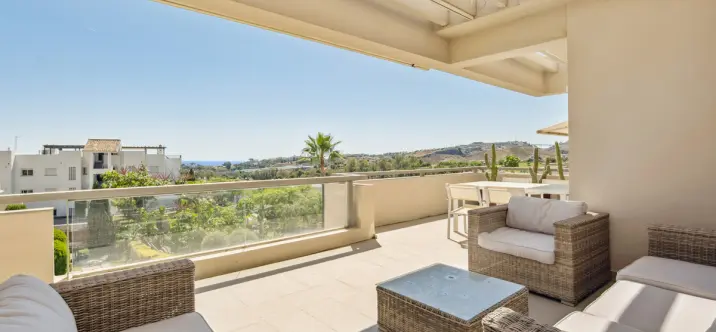 Sale of middle floor apartment in Benahavís 1