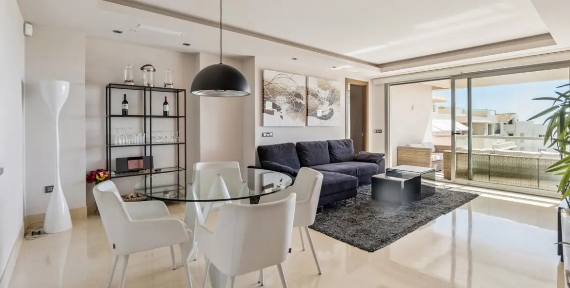 Sale of middle floor apartment in Benahavís 3