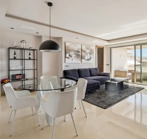 Sale of middle floor apartment in Benahavís