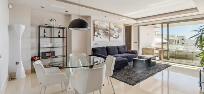 Sale of middle floor apartment in Benahavís 2