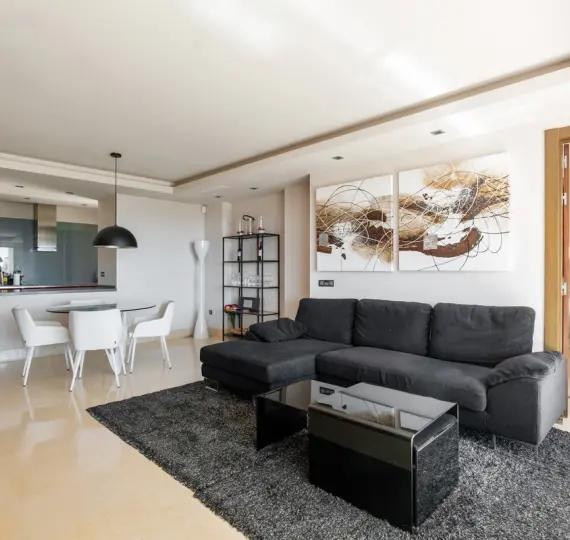 Sale of middle floor apartment in Benahavís