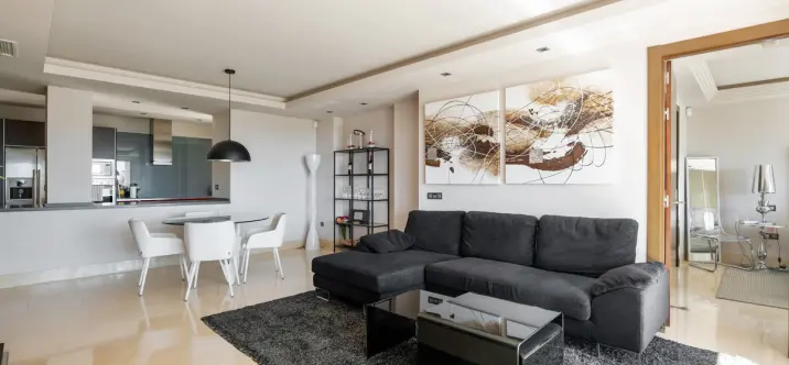 Sale of middle floor apartment in Benahavís 3