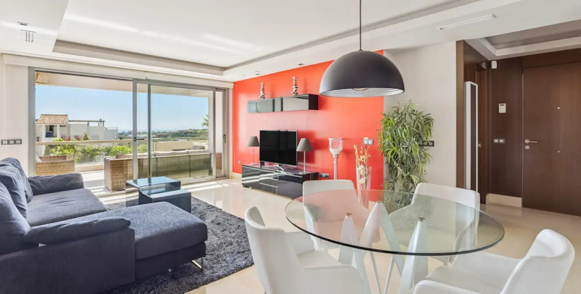 Sale of middle floor apartment in Benahavís 5