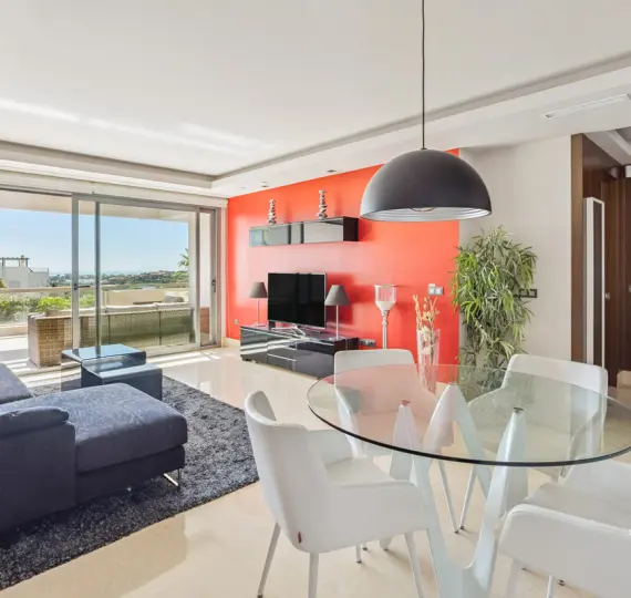 Sale of middle floor apartment in Benahavís