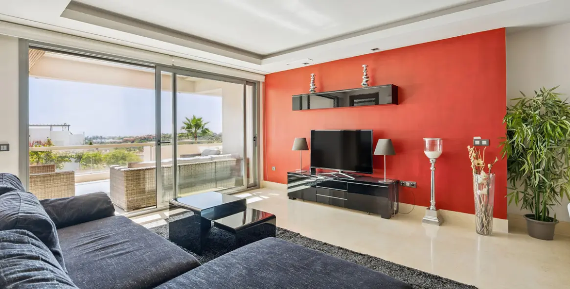 Sale of middle floor apartment in Benahavís 6