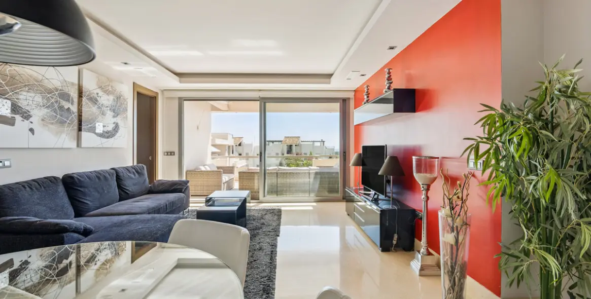 Sale of middle floor apartment in Benahavís 8