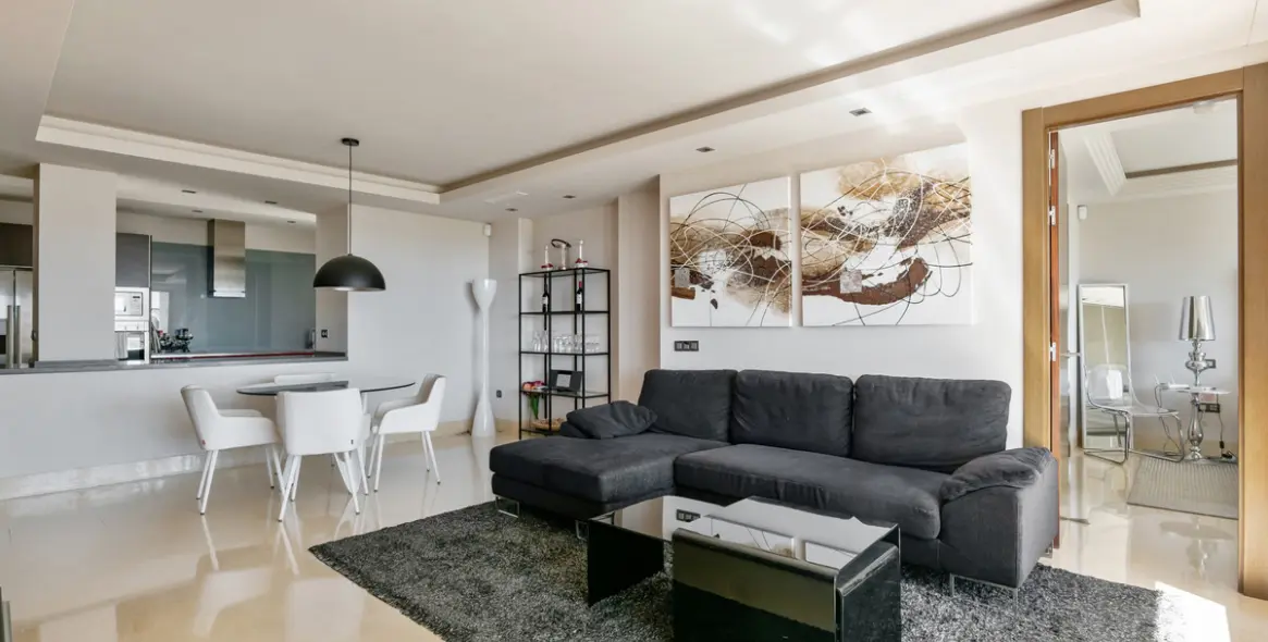 Sale of middle floor apartment in Benahavís 10