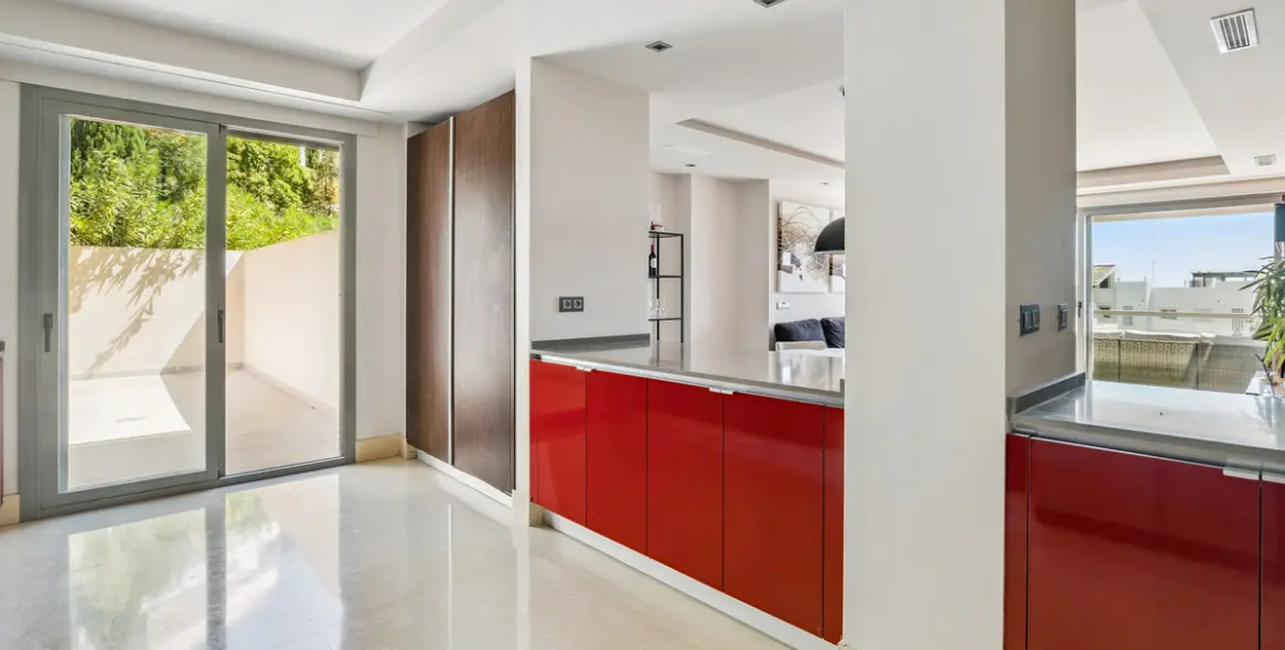 Sale of middle floor apartment in Benahavís 12