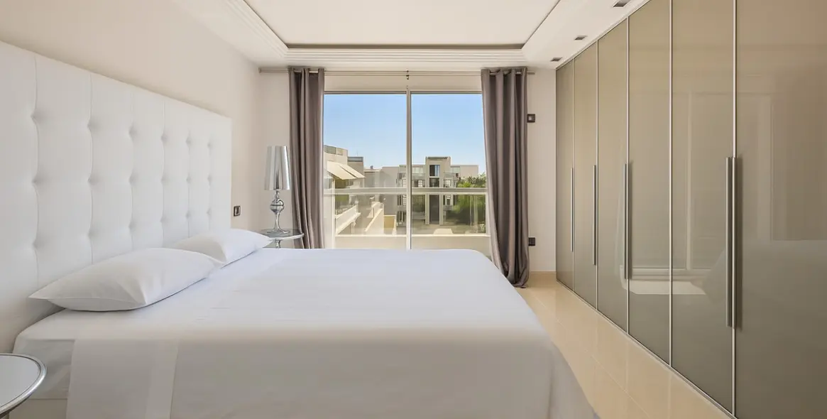 Sale of middle floor apartment in Benahavís 13