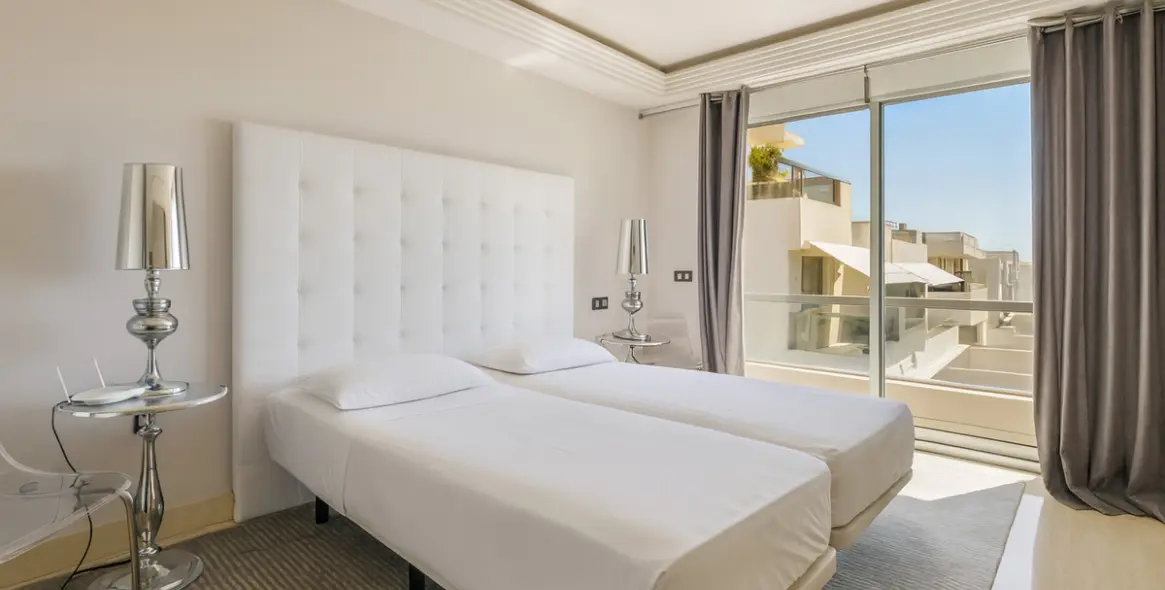 Sale of middle floor apartment in Benahavís 14