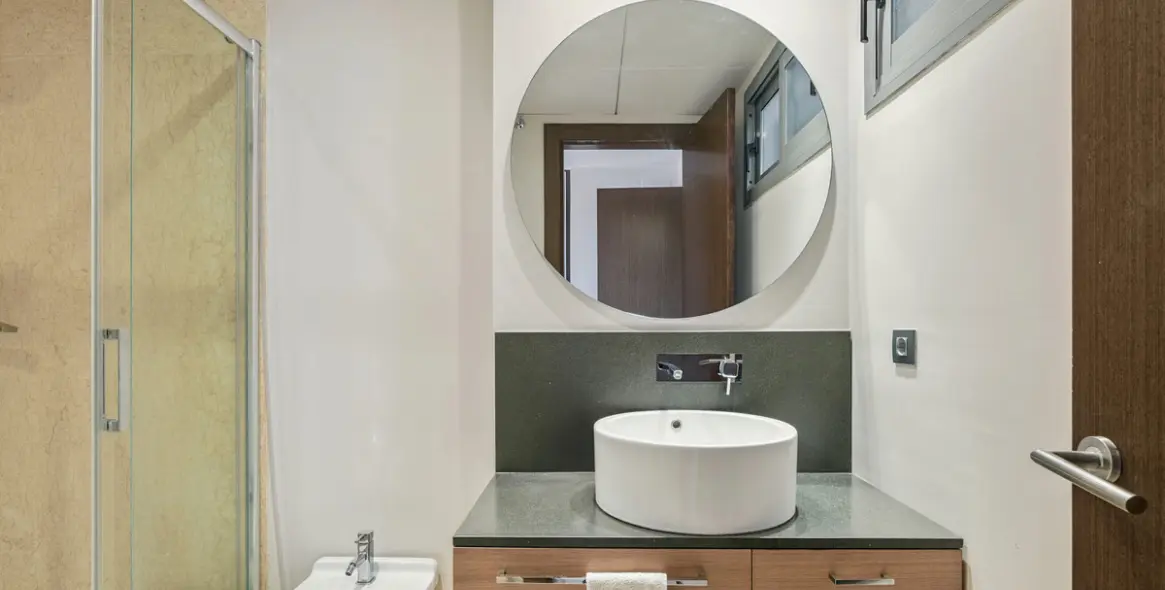 Sale of middle floor apartment in Benahavís 16