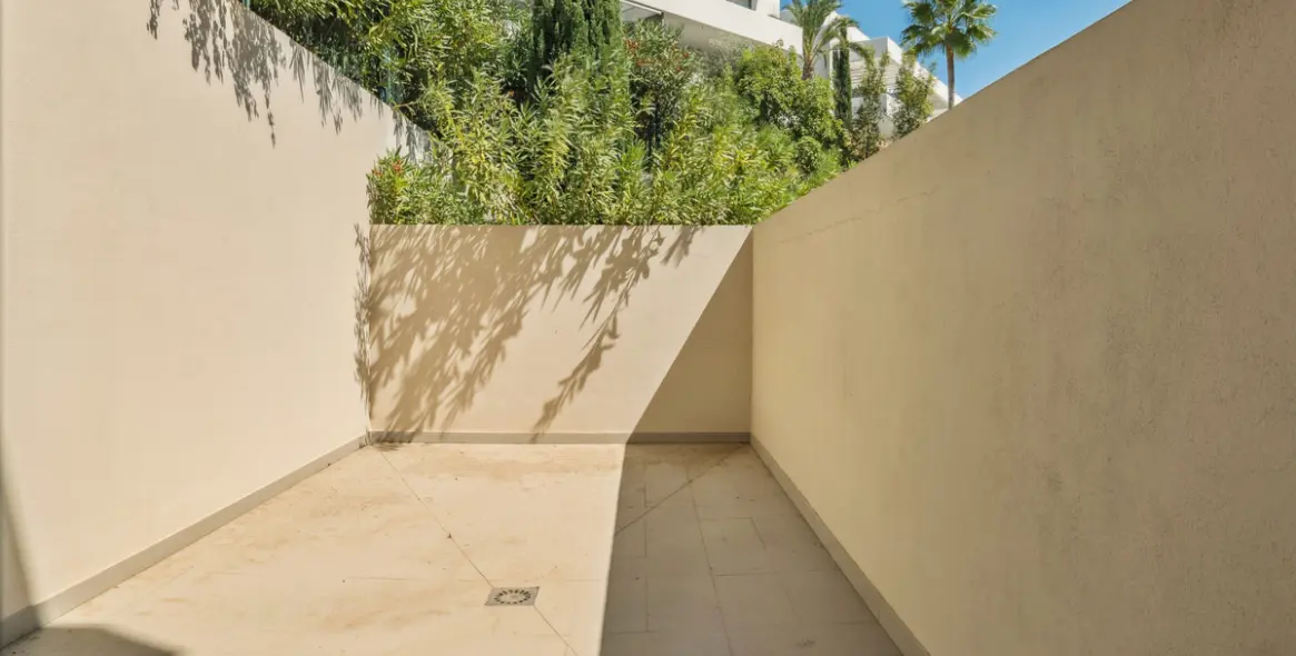 Sale of middle floor apartment in Benahavís 17