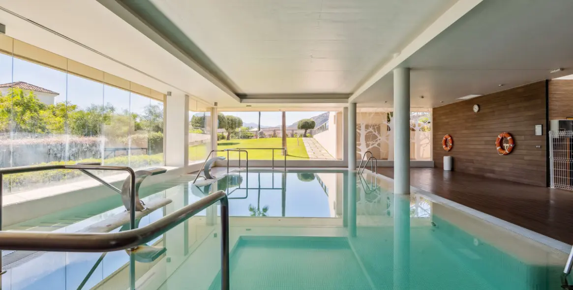 Sale of middle floor apartment in Benahavís 19