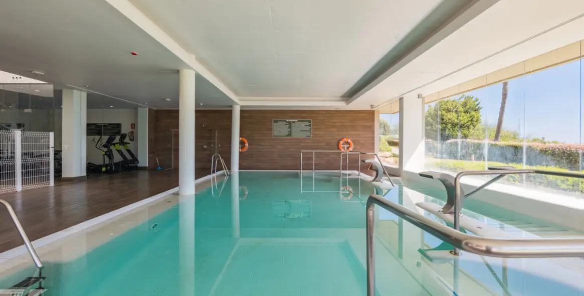 Sale of middle floor apartment in Benahavís 20