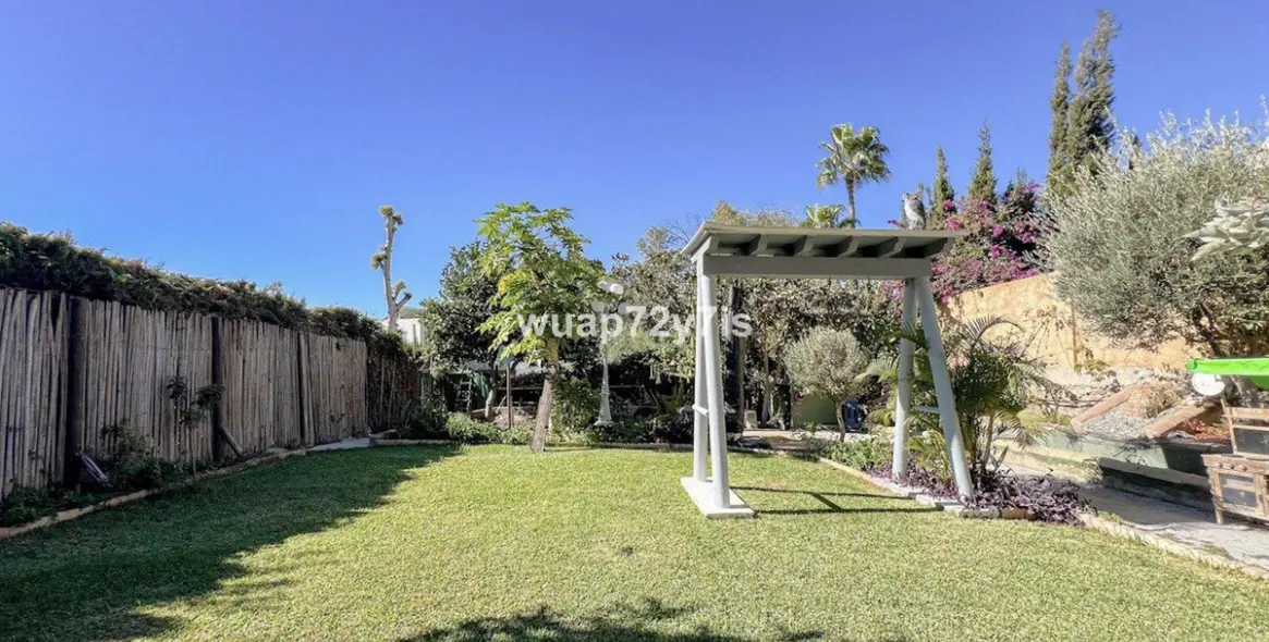 Продажа таунхауса в El Paraiso 9