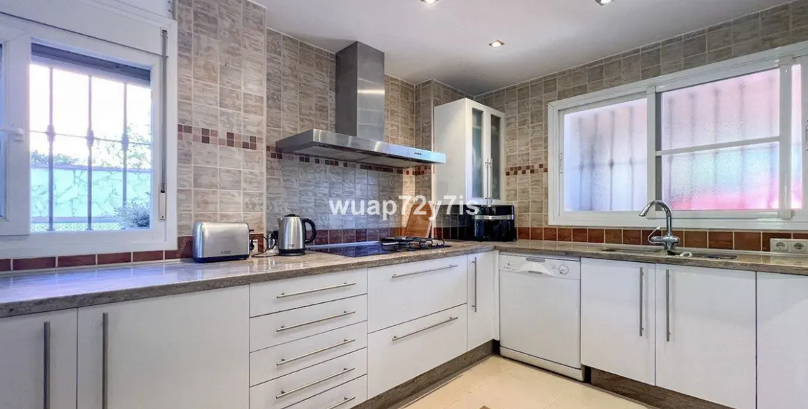 Продажа таунхауса в El Paraiso 14