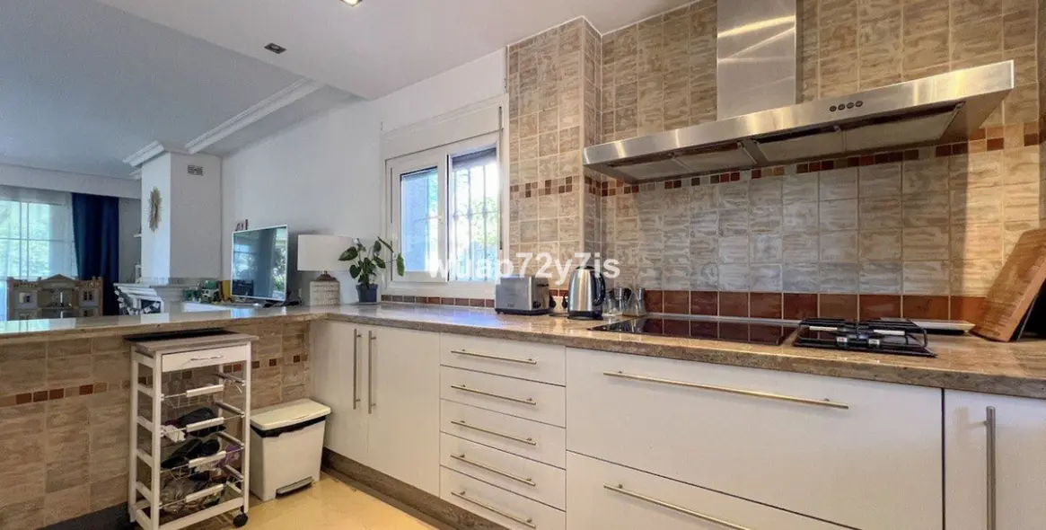 Продажа таунхауса в El Paraiso 15