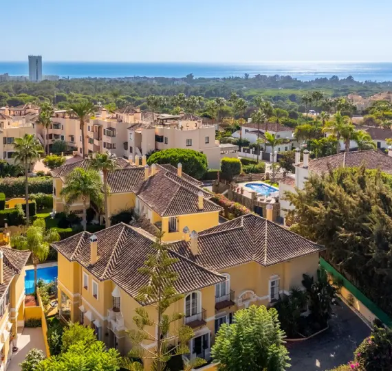 Продажа дома на две семьи в Elviria