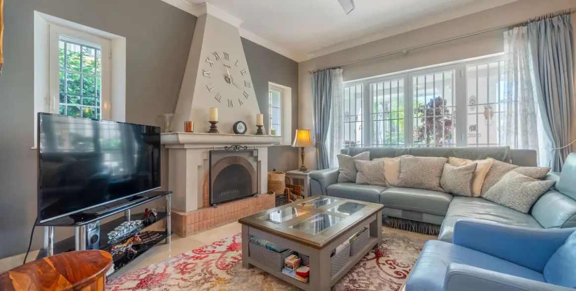 Продажа дома на две семьи в Elviria 3