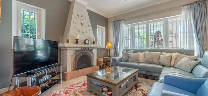 Продажа дома на две семьи в Elviria 2