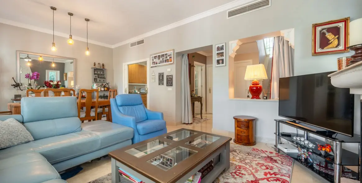 Продажа дома на две семьи в Elviria 4