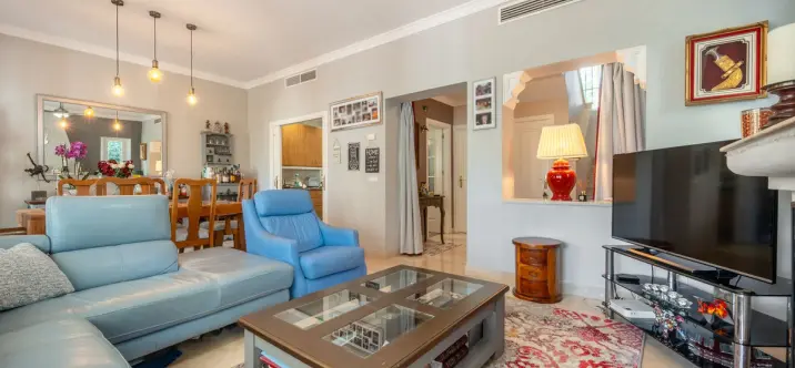 Продажа дома на две семьи в Elviria 3