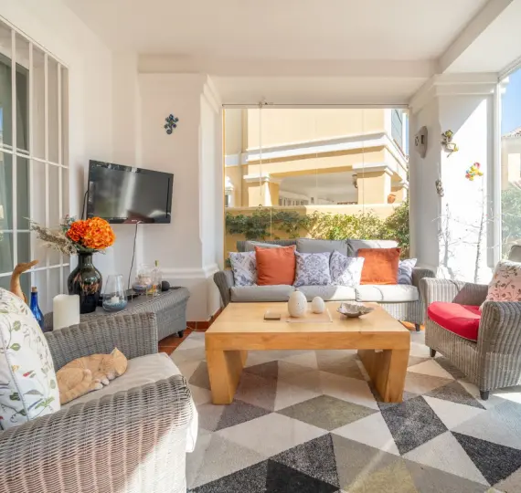 Продажа дома на две семьи в Elviria