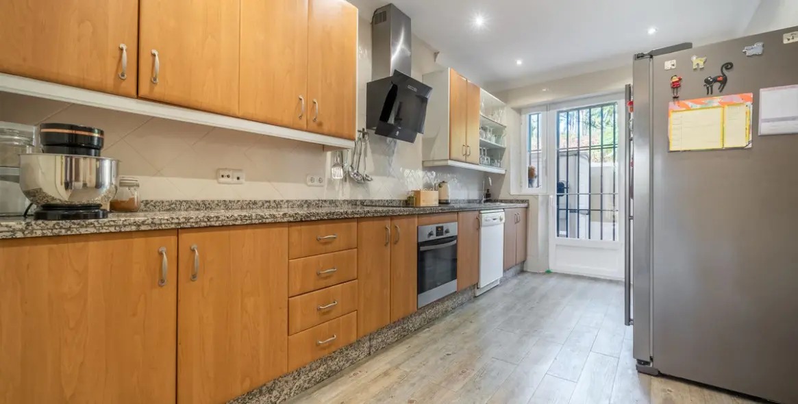 Продажа дома на две семьи в Elviria 13