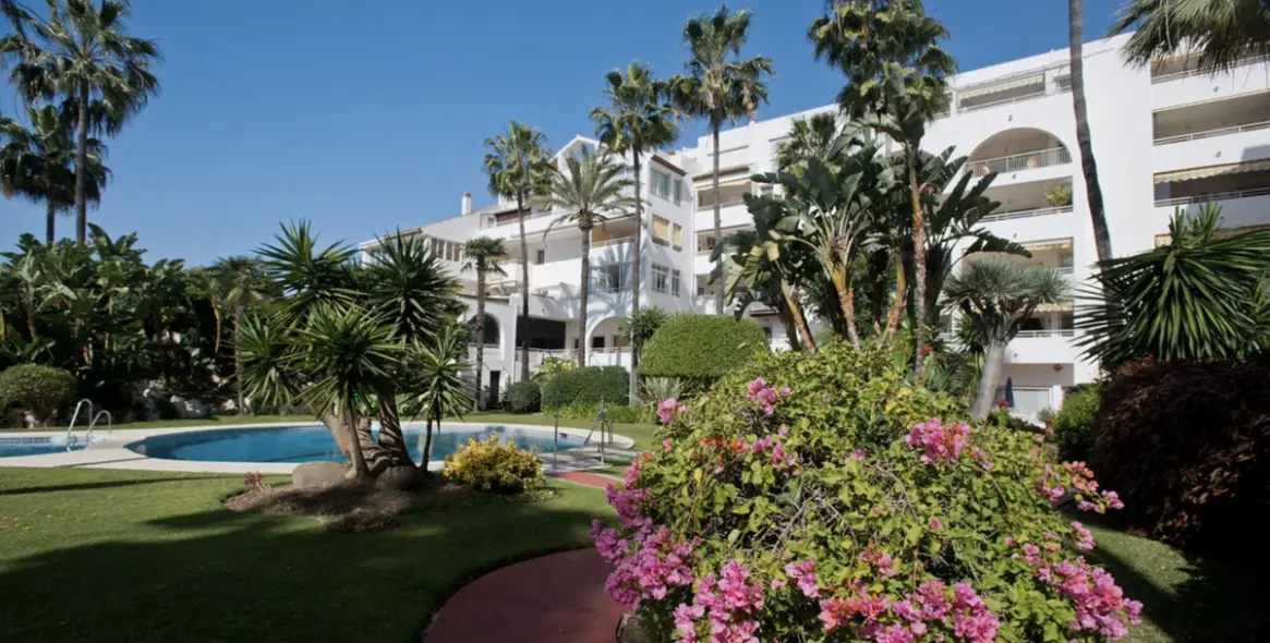 Sale of middle floor apartment in Atalaya 21