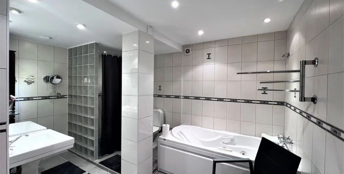 Sale of middle floor apartment in Atalaya 22