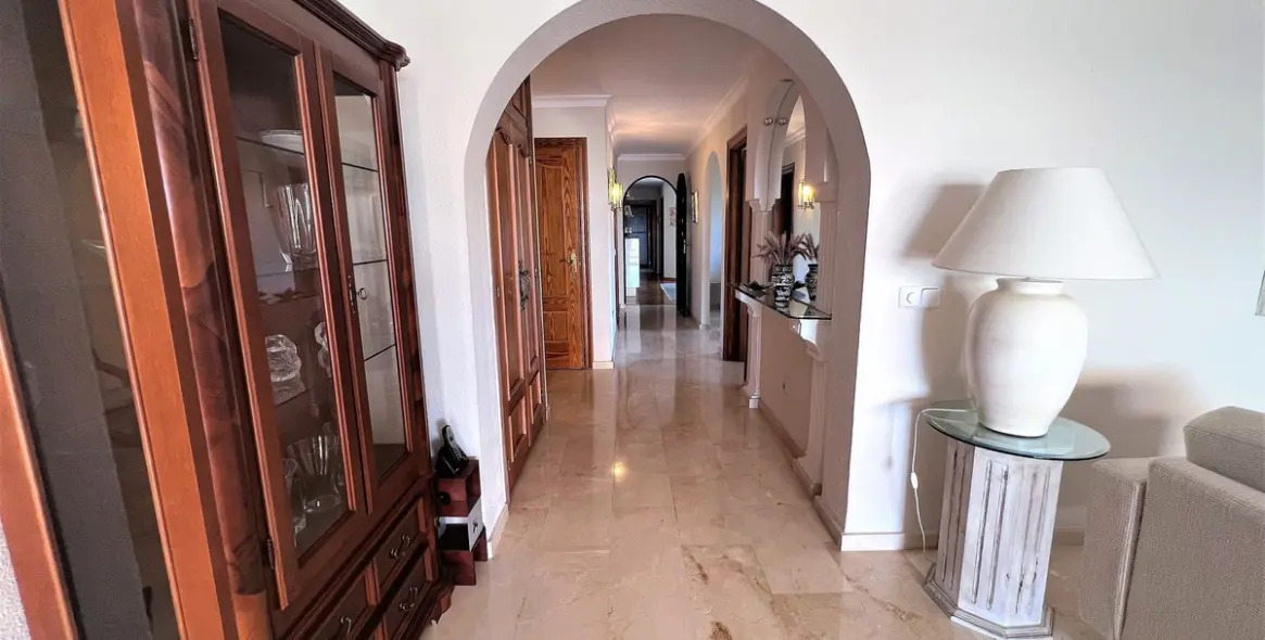 Sale of middle floor apartment in Atalaya 25