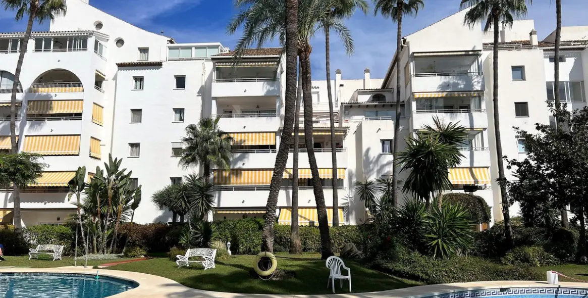 Sale of middle floor apartment in Atalaya 26