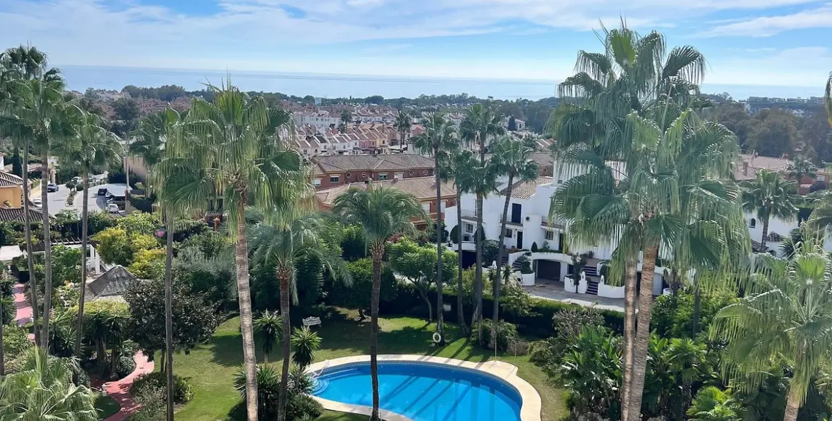 Sale of middle floor apartment in Atalaya 28