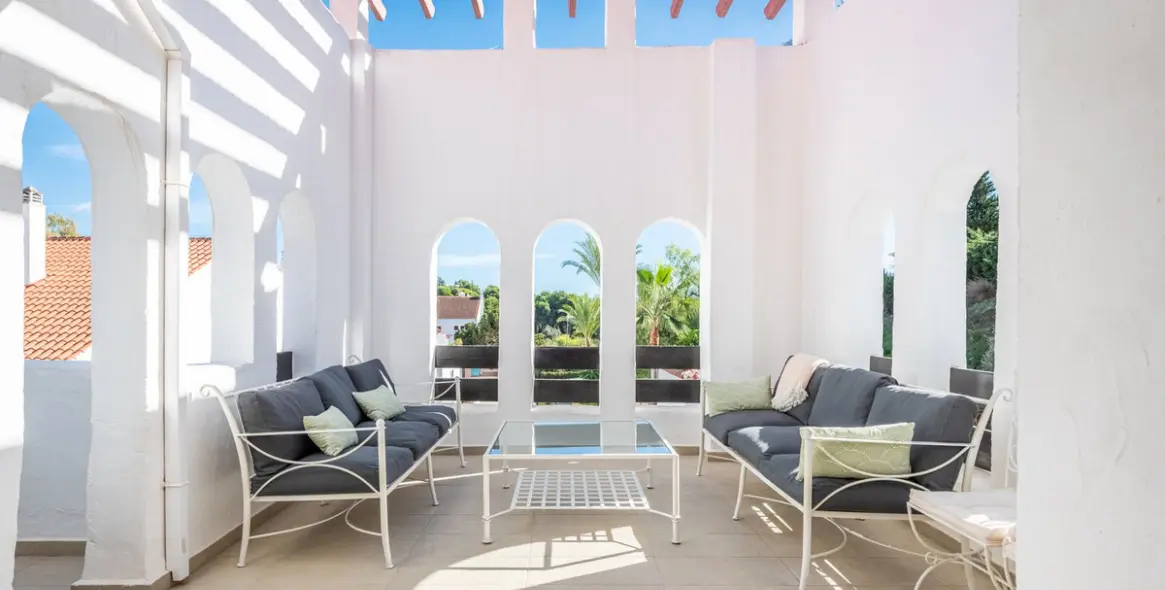 Sale of middle floor apartment in Nueva Andalucía 3