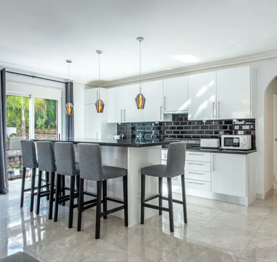 Sale of middle floor apartment in Nueva Andalucía