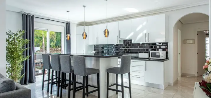 Sale of middle floor apartment in Nueva Andalucía 4