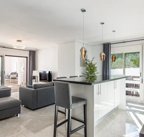 Sale of middle floor apartment in Nueva Andalucía