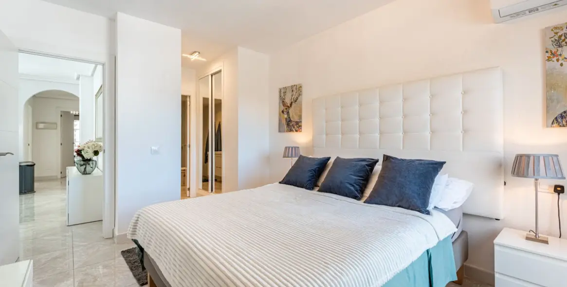 Sale of middle floor apartment in Nueva Andalucía 11