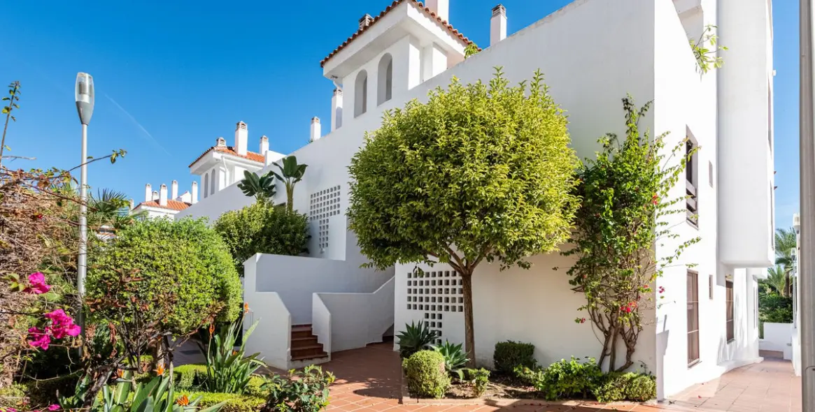 Sale of middle floor apartment in Nueva Andalucía 13