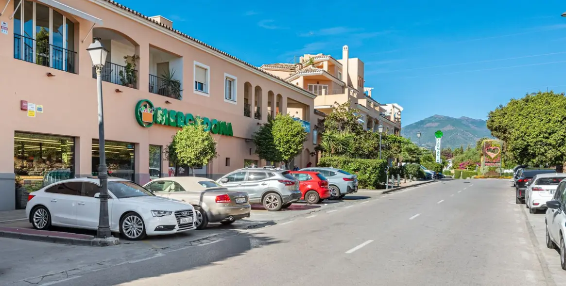 Sale of middle floor apartment in Nueva Andalucía 21