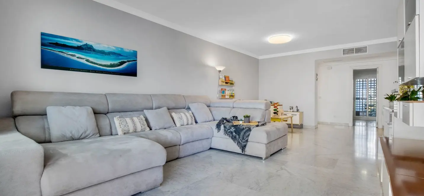 Sale of middle floor apartment in Torremolinos 2