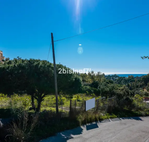 Sale of residential plot in Elviria