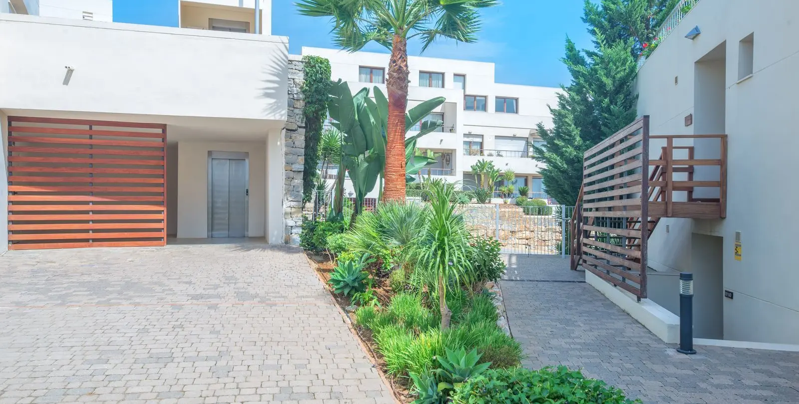 Продажа апартаментов на первом этаже в Altos de los Monteros 25