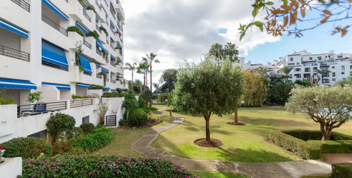 Sale of ground floor apartment in Puerto Banús 26