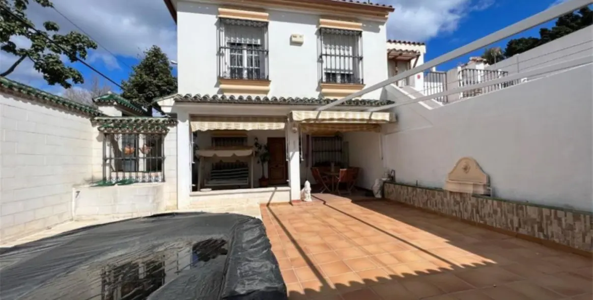 Продажа дома на две семьи в Nueva Andalucía (район Nueva Andalucía) 1