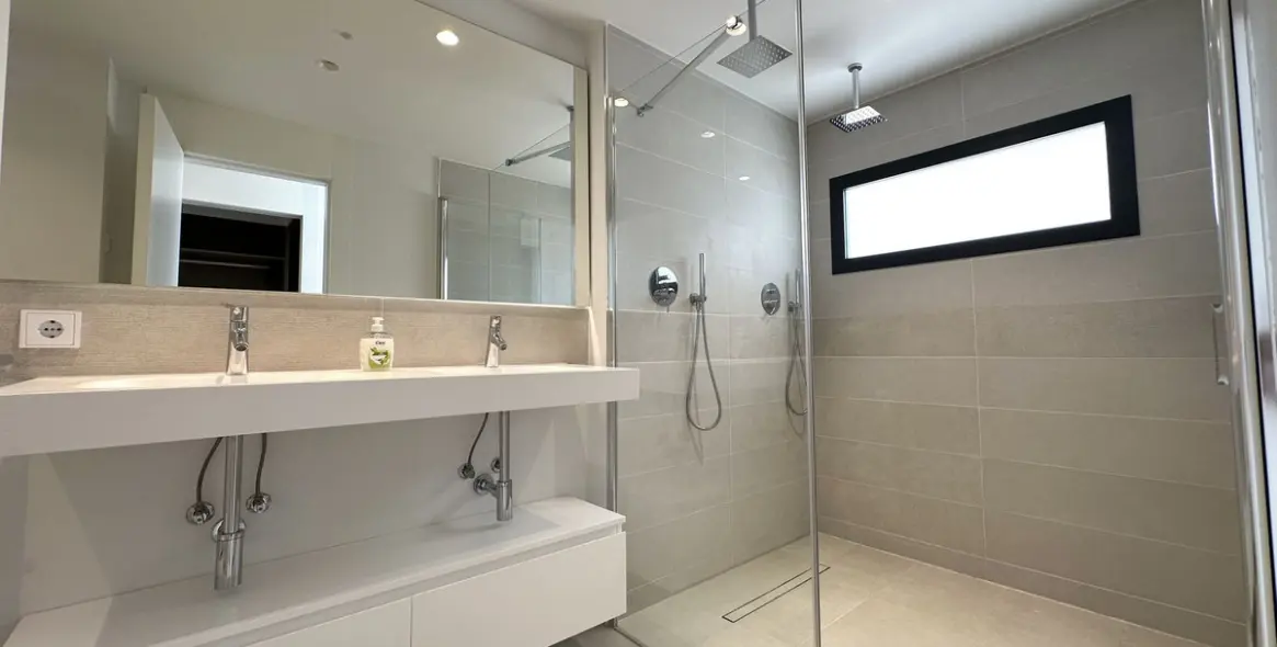 Sale of ground floor apartment in Higueron 23