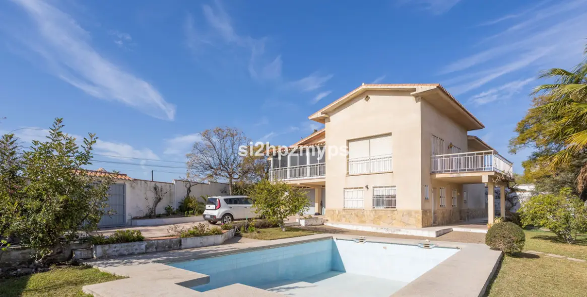 Продажа  отдельно стоящей виллы в Nerja 1
