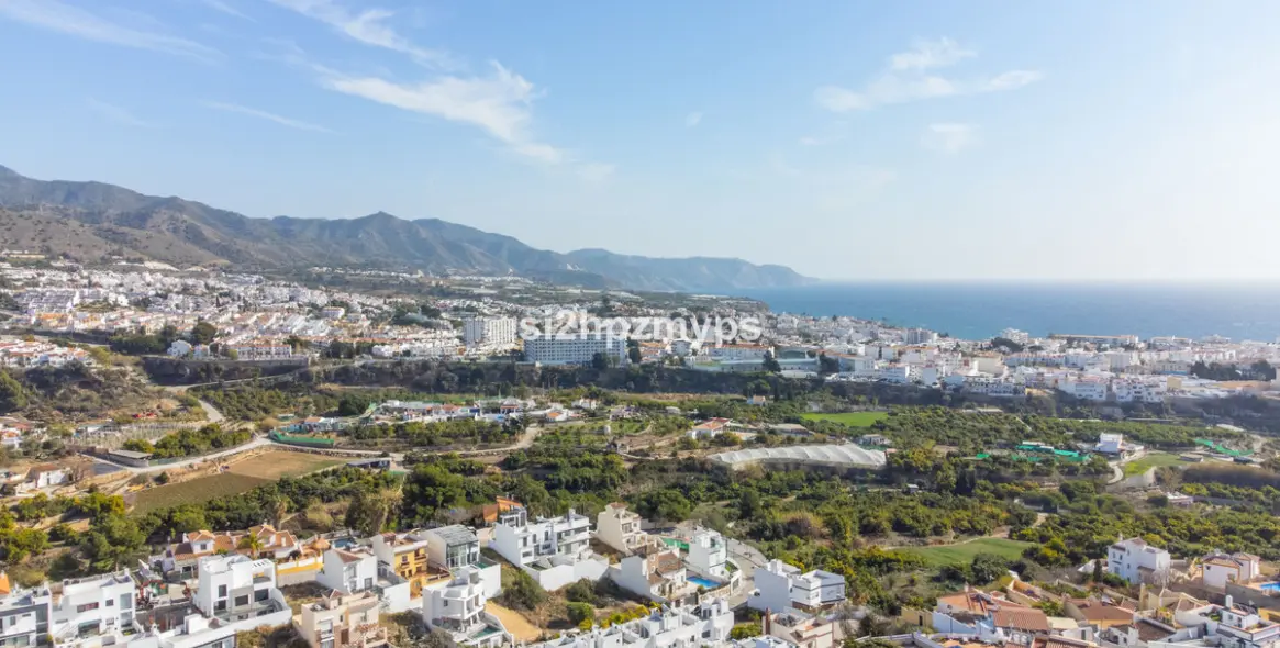 Продажа  отдельно стоящей виллы в Nerja 2